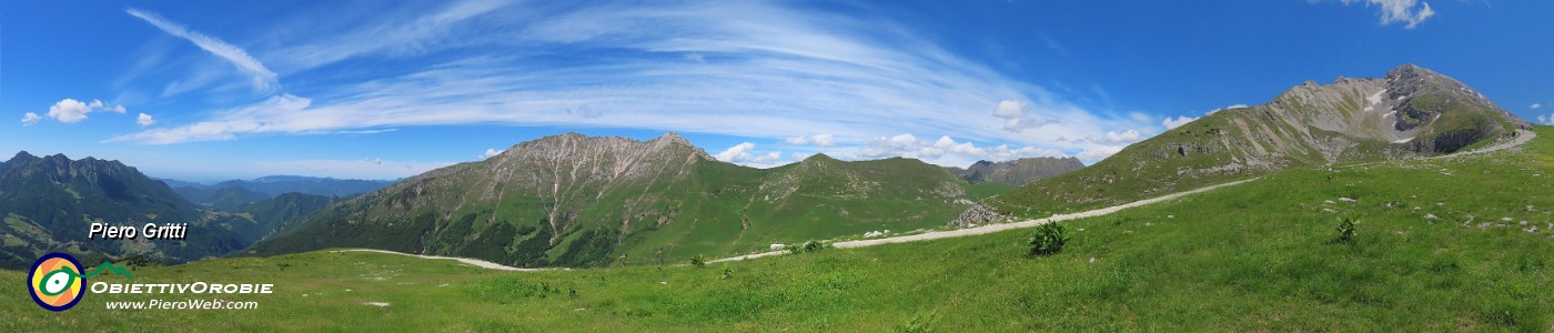 49 Verdi pratoni del Piancansaccio con vista in (da sx) Alben-Menna-Arera.jpg